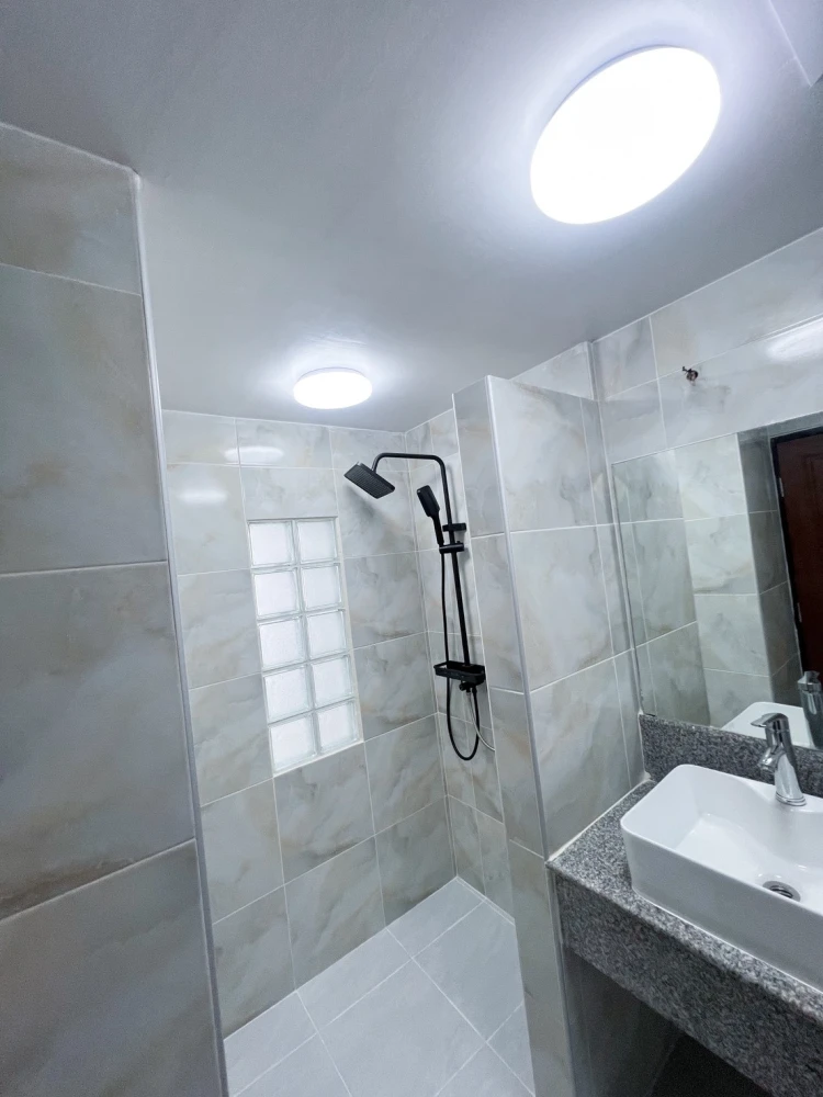 For rent: Phayathai Place, 2 bedrooms, 2 bathrooms, plenty of usable space, fully equipped, good location, don't miss it.