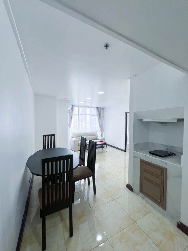 For rent: Phayathai Place, 2 bedrooms, 2 bathrooms, plenty of usable space, fully equipped, good location, don't miss it.