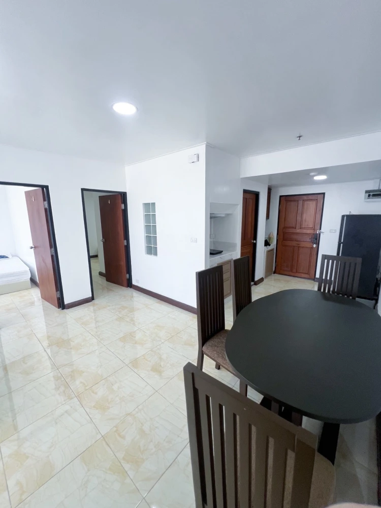 For rent: Phayathai Place, 2 bedrooms, 2 bathrooms, plenty of usable space, fully equipped, good location, don't miss it.