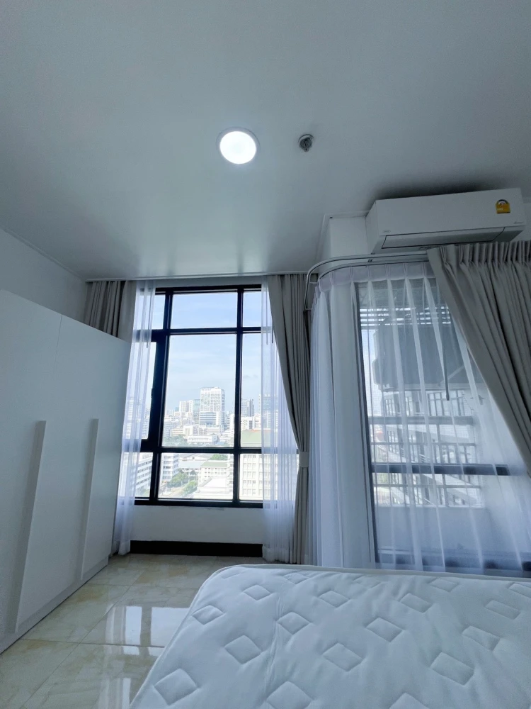 For rent: Phayathai Place, 2 bedrooms, 2 bathrooms, plenty of usable space, fully equipped, good location, don't miss it.