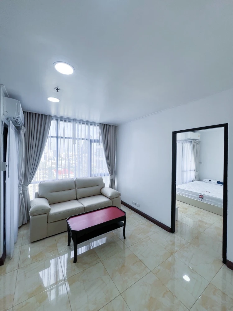 For rent: Phayathai Place, 2 bedrooms, 2 bathrooms, plenty of usable space, fully equipped, good location, don't miss it.