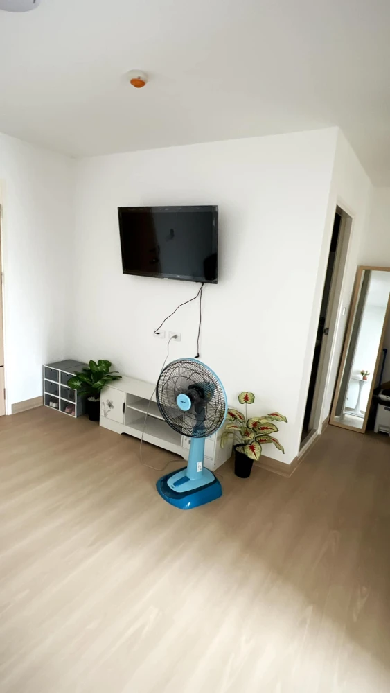 For rent: Ploen Ploen Condominium Rangsit-Workpoint, 4th floor, fully furnished room, ready to move in, reserve now.