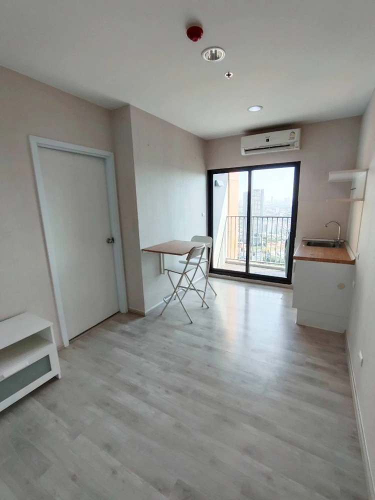Plum Condo Central Station for rent, 35th floor (high floor), fully furnished, ready to move in. Book now!