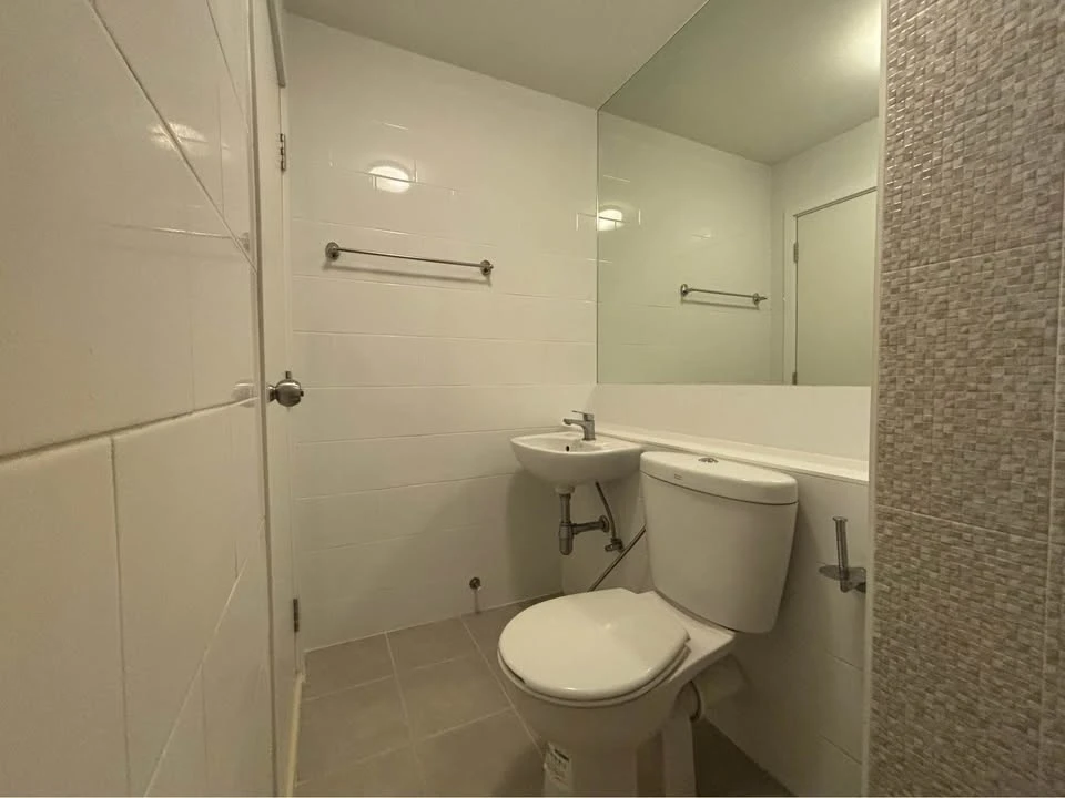 Plum Condo Central Station for rent—move-in ready unit on the 22nd floor with a high-rise view. Fully equipped with amenities. Book now!