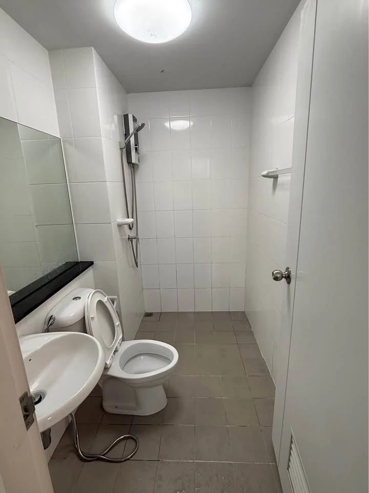 Plum Condo Paholyothin 89 for rent. Fully furnished and ready to move in. Free parking. Near the BTS Skytrain and Rangsit University. Highly recommend