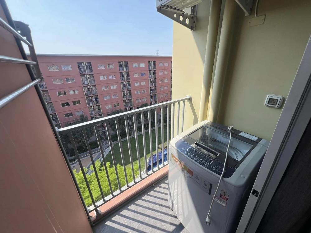 For rent: Plum Condo Park Rangsit, 8th floor, pool view, partitioned room, fully furnished, ready to move in, reserve now, urgently.