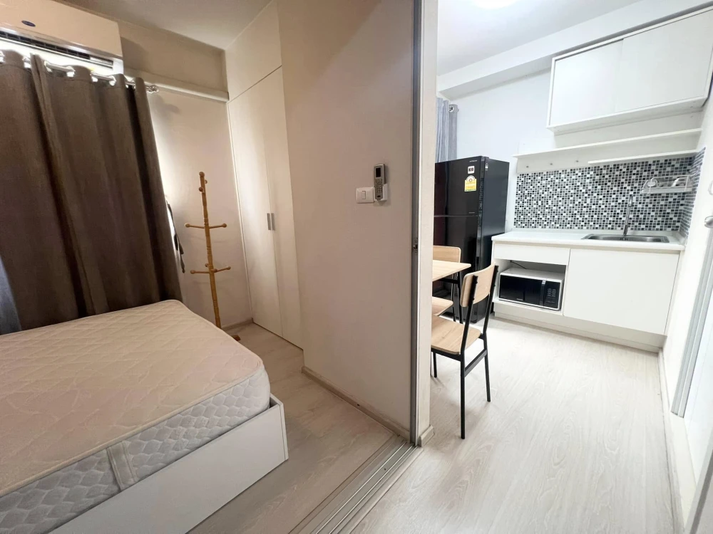 For rent: Plum Condo Park Rangsit, 8th floor, pool view, partitioned room, fully furnished, ready to move in, reserve now, urgently.