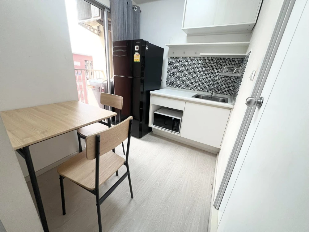 For rent: Plum Condo Park Rangsit, 8th floor, pool view, partitioned room, fully furnished, ready to move in, reserve now, urgently.