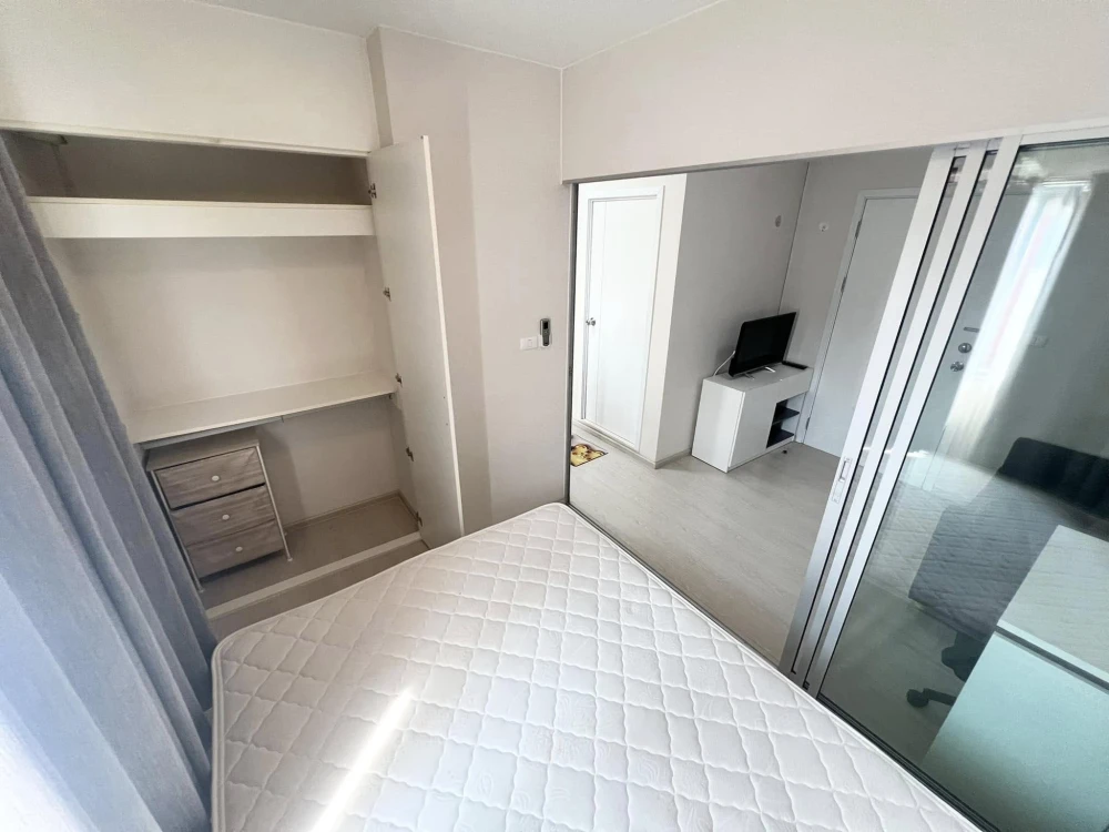 For rent: Plum Condo Park Rangsit, 8th floor, pool view, partitioned room, fully furnished, ready to move in, reserve now, urgently.