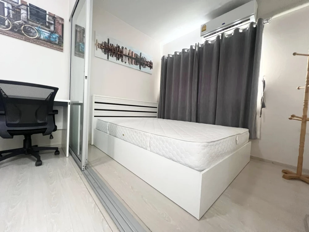 For rent: Plum Condo Park Rangsit, 8th floor, pool view, partitioned room, fully furnished, ready to move in, reserve now, urgently.