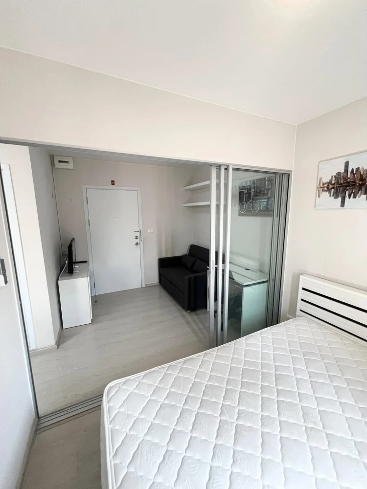 For rent: Plum Condo Park Rangsit, 8th floor, pool view, partitioned room, fully furnished, ready to move in, reserve now, urgently.