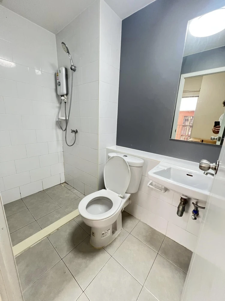 For rent: Plum Condo Park Rangsit, 8th floor, pool view, partitioned room, fully furnished, ready to move in, reserve now, urgently.