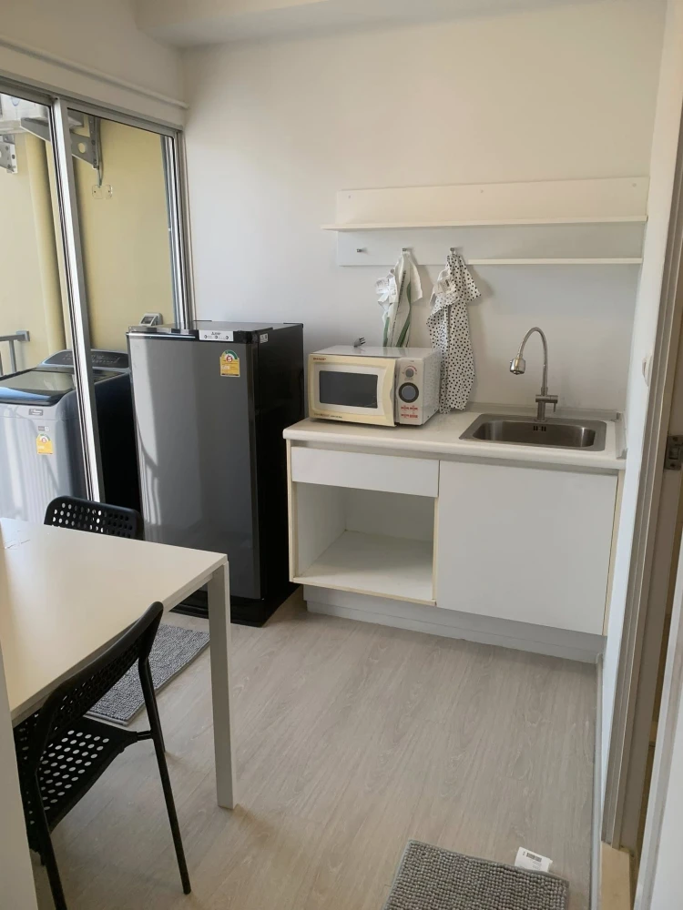 Plum Condo Park Rangsit for rent. Nice unit on the 7th floor, fully furnished, includes washing machine. Book now!