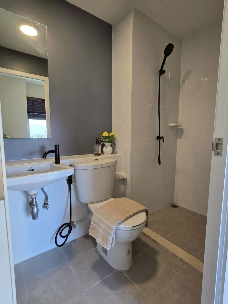 Plum Condo Park Rangsit for rent. Corner unit with exterior view, no shared headboard. Ready to move in. Book now before you miss this opportunity!