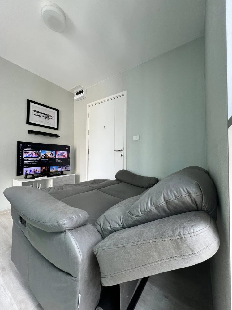 Plum Condo Ram 60 Interchange for rent, 5th floor unit. Great location, fully furnished. Don't miss this great opportunity!