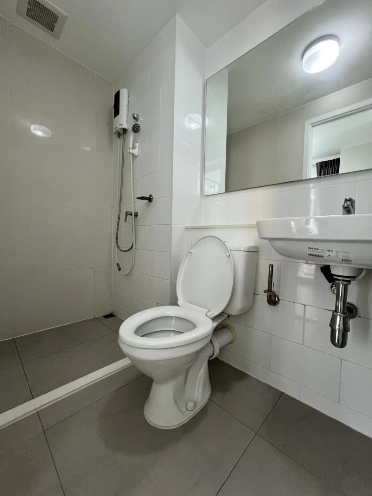 Plum Condo Ram 60 Interchange for rent, 5th floor unit. Great location, fully furnished. Don't miss this great opportunity!