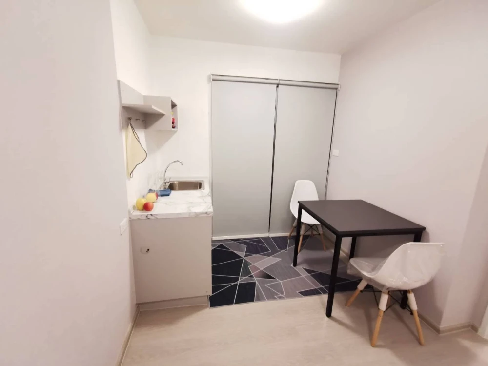 Plum Condo Ram 60 Interchange for rent. Good unit, not next to the garbage room, pleasant atmosphere, convenient access to the city.
