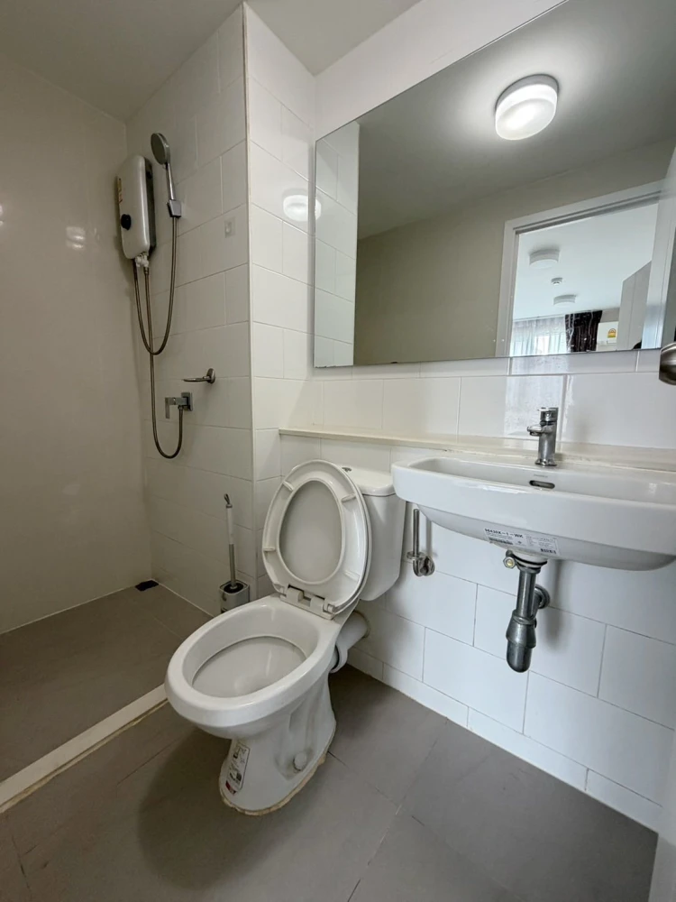 Plum Condo Ram 60 Interchange for rent, corner room with privacy, 6th floor, good location, full facilities, reserve now.