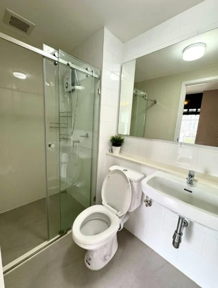 Plum Condo Ram 60 Interchange for rent, beautifully decorated room, excellent built-in furniture, beautiful view, reserve now!