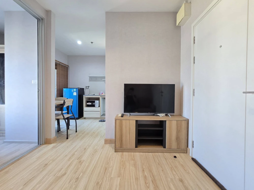 Plum Condo Ramkhamhaeng Station for rent. High floor unit, very livable. Book now!