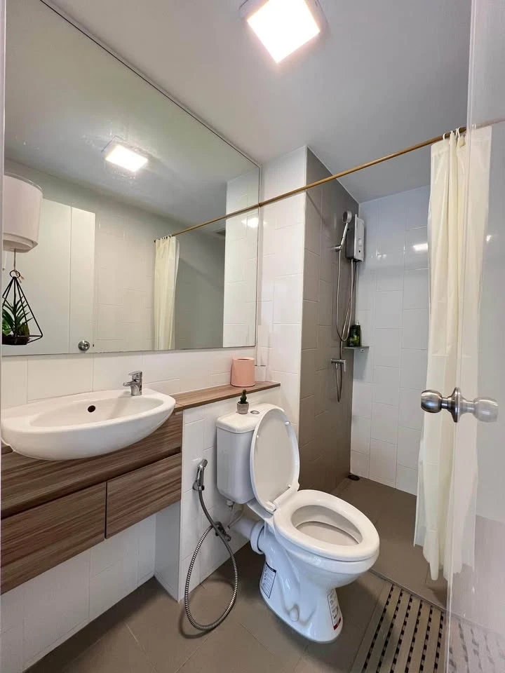 Plum Condo Rangsit Alive 1 for rent, 3rd floor, pool view, the room is cool and comfortable all day, not hot at all, very worth booking.