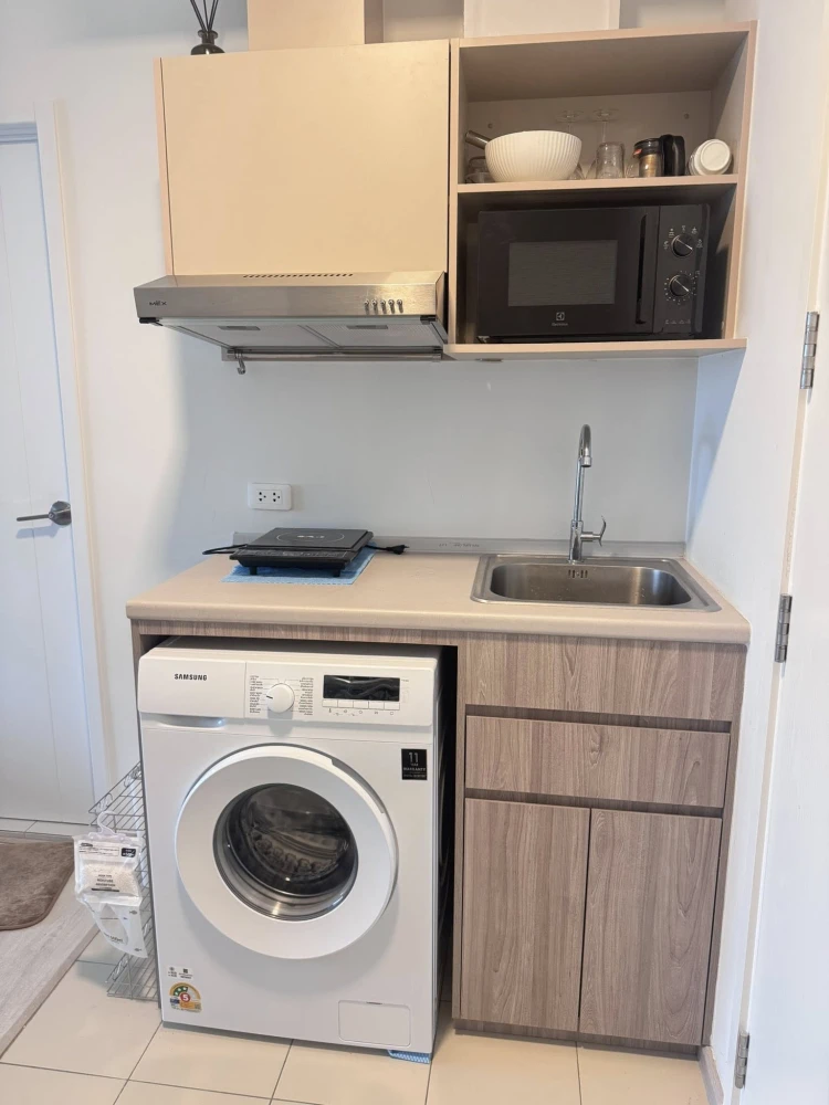 For rent: Plum Condo Sukhumvit 62. Condo ready to move in, good location, convenient travel, complete with furniture and electrical appliances. Ready