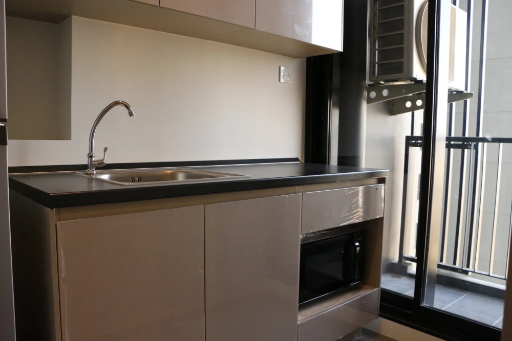 Politan Rive for rent, high floor room, fully furnished, affordable price. Good deal like this, hurry and reserve before it's gone.