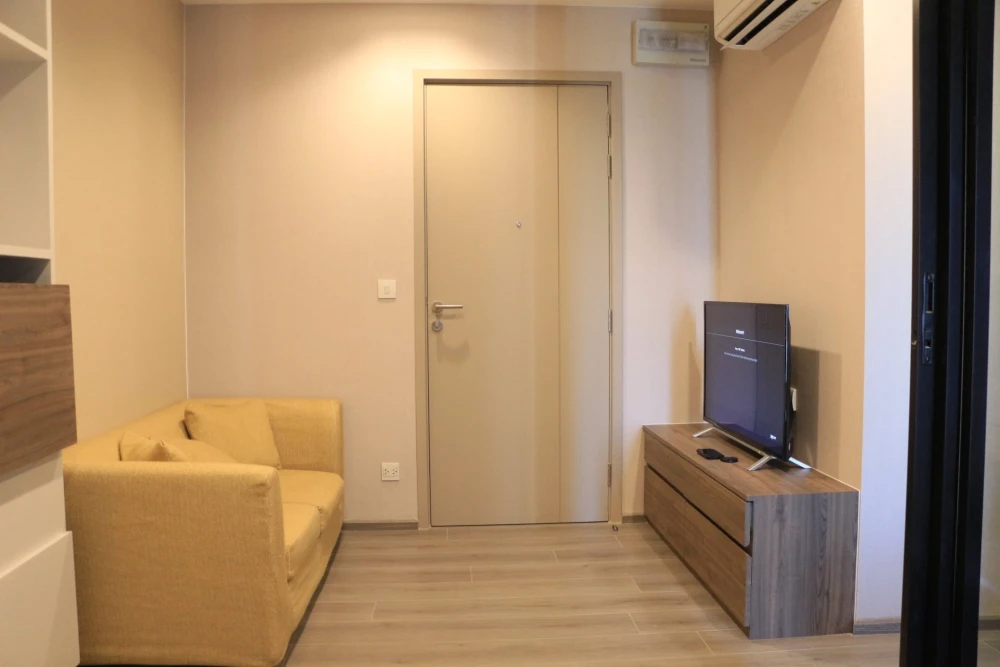 Politan Rive for rent, high floor room, fully furnished, affordable price. Good deal like this, hurry and reserve before it's gone.