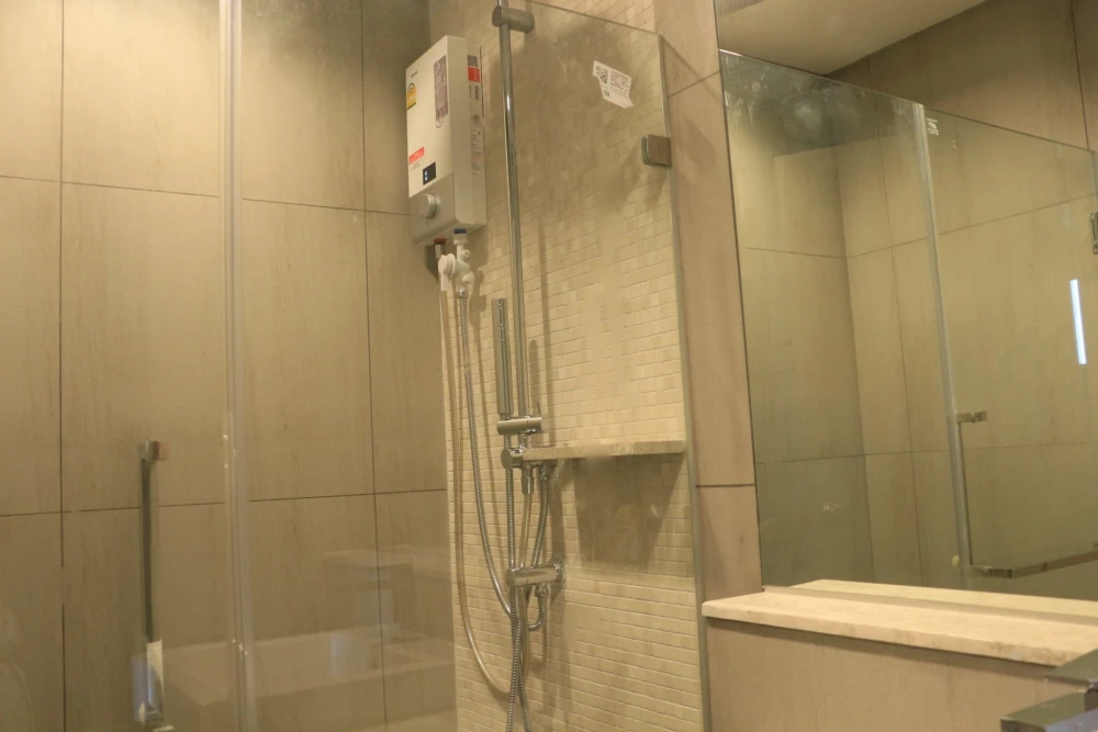 Politan Rive for rent, high floor room, fully furnished, affordable price. Good deal like this, hurry and reserve before it's gone.