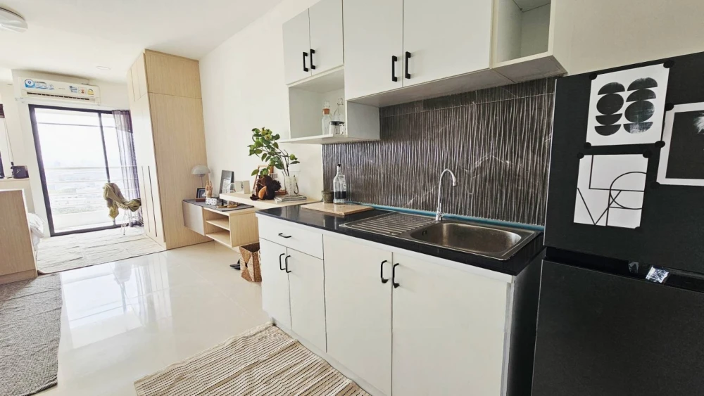 For rent: P.Thana Tower. A nice, spacious, and comfortable room at an affordable price. High floor, good ventilation. Book now!