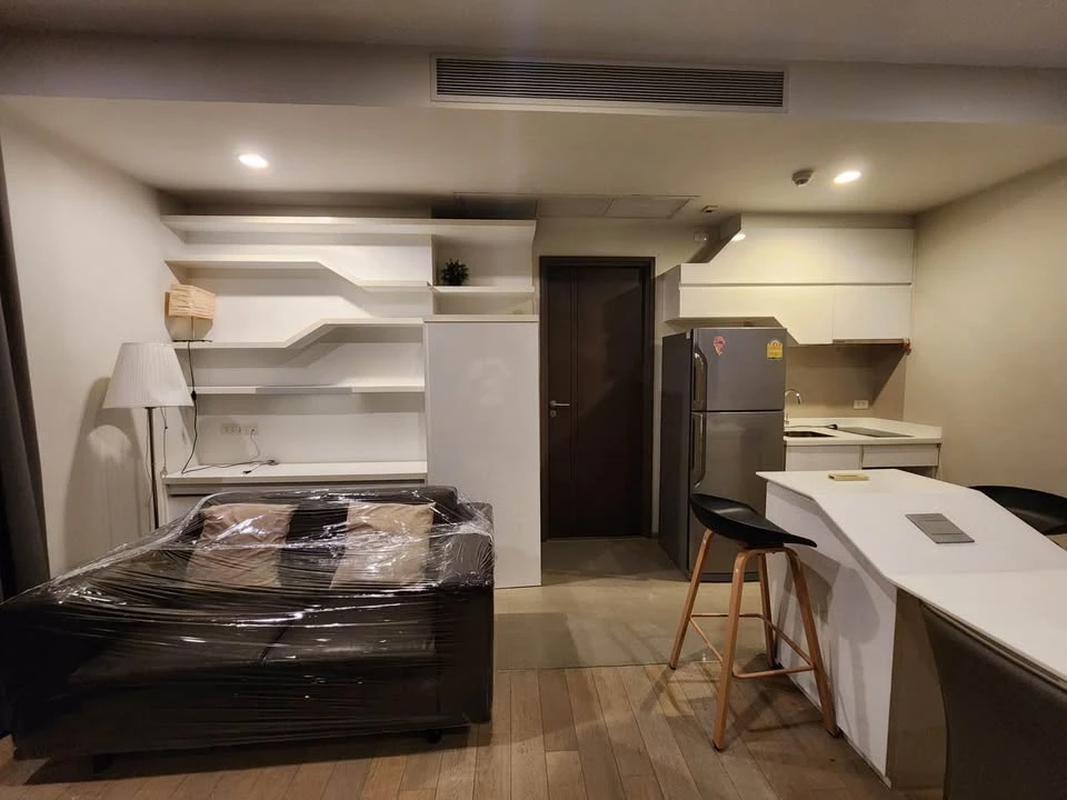 For rent: Pyne By Sansiri, high floor, corner room, very quiet, not crowded at all, very private, move now, don't hesitate.