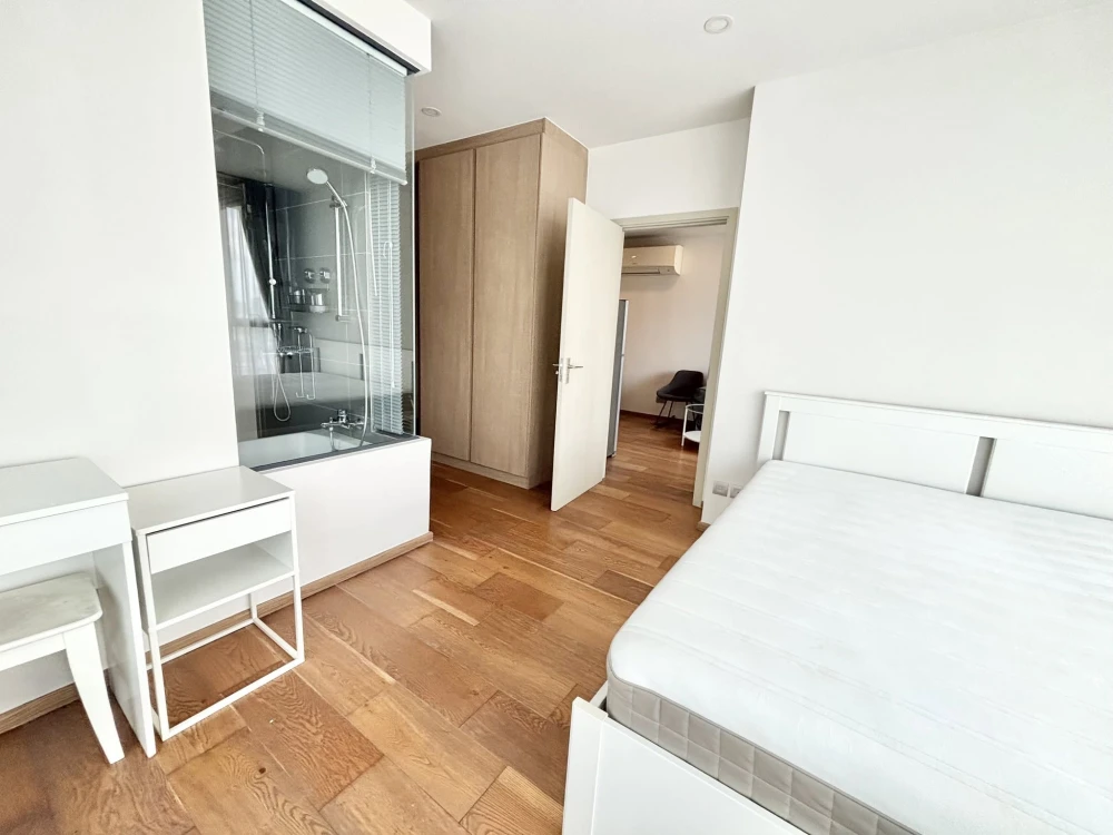 For Rent: Q Chidlom – 2 bedrooms, 2 bathrooms, featuring a stunning 180-degree panoramic view; fully furnished and ready to move in.