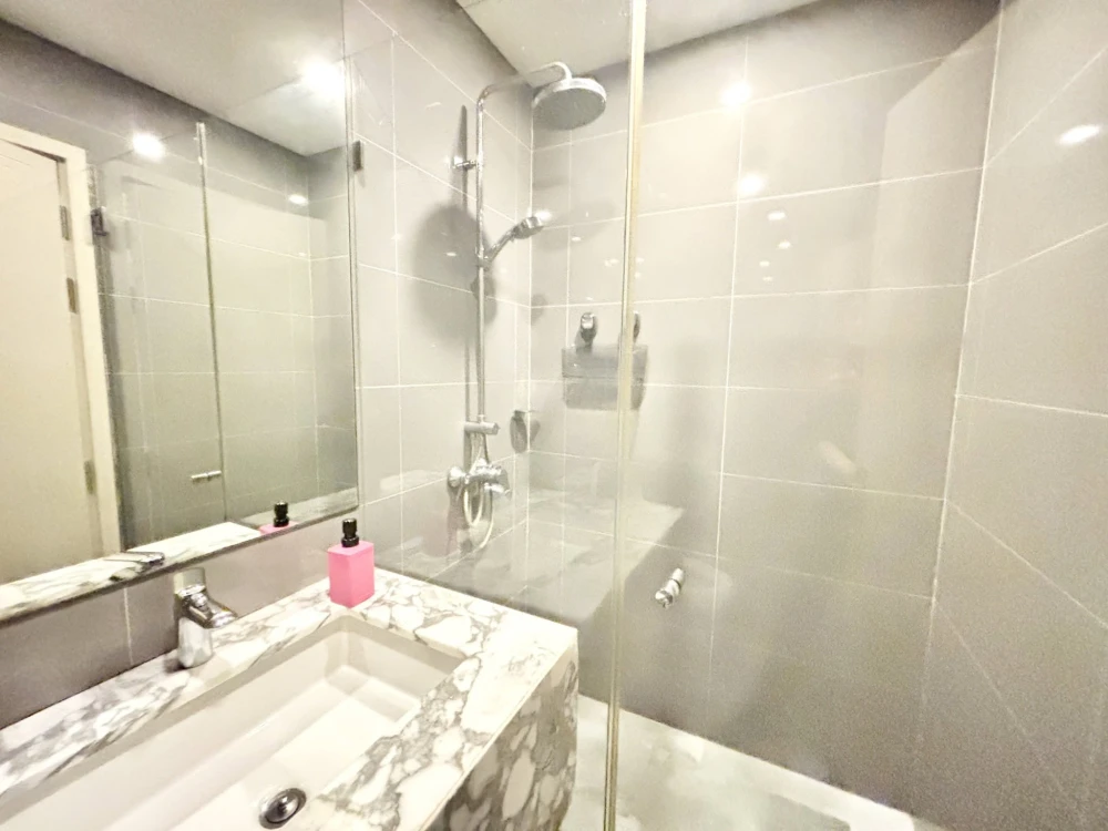 For Rent: Q Chidlom – 2 bedrooms, 2 bathrooms, featuring a stunning 180-degree panoramic view; fully furnished and ready to move in.