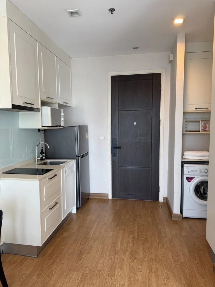 For rent: Q House Sukhumvit 79. Spacious and comfortable room with complete furniture set. Book now!