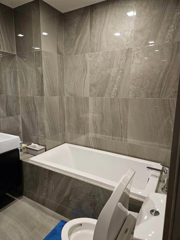 For rent: Q Prasarnmit, decorated with built-in furniture, beautiful design, comfortable to live in, wallpapered throughout the room, Fully Finished,