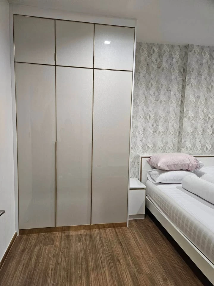 For rent: Q Prasarnmit, decorated with built-in furniture, beautiful design, comfortable to live in, wallpapered throughout the room, Fully Finished,