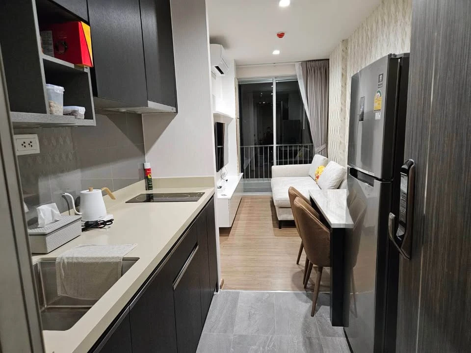 For rent: Q Prasarnmit, decorated with built-in furniture, beautiful design, comfortable to live in, wallpapered throughout the room, Fully Finished,