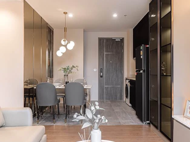 For rent: Q Prasarnmit, a nice room in a good location, comes with complete furniture and appliances. Just bring your bags and move in!