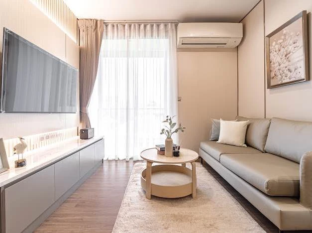 For rent: Q Prasarnmit, a nice room in a good location, comes with complete furniture and appliances. Just bring your bags and move in!