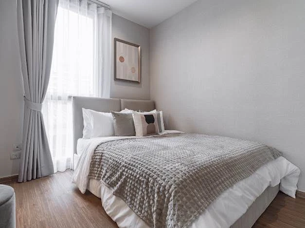 For rent: Q Prasarnmit, a nice room in a good location, comes with complete furniture and appliances. Just bring your bags and move in!
