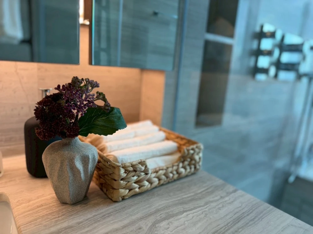 For rent: Q1 Sukhumvit, 2 bedrooms, fully furnished, luxurious and ready to move in. Book now, don't miss out!