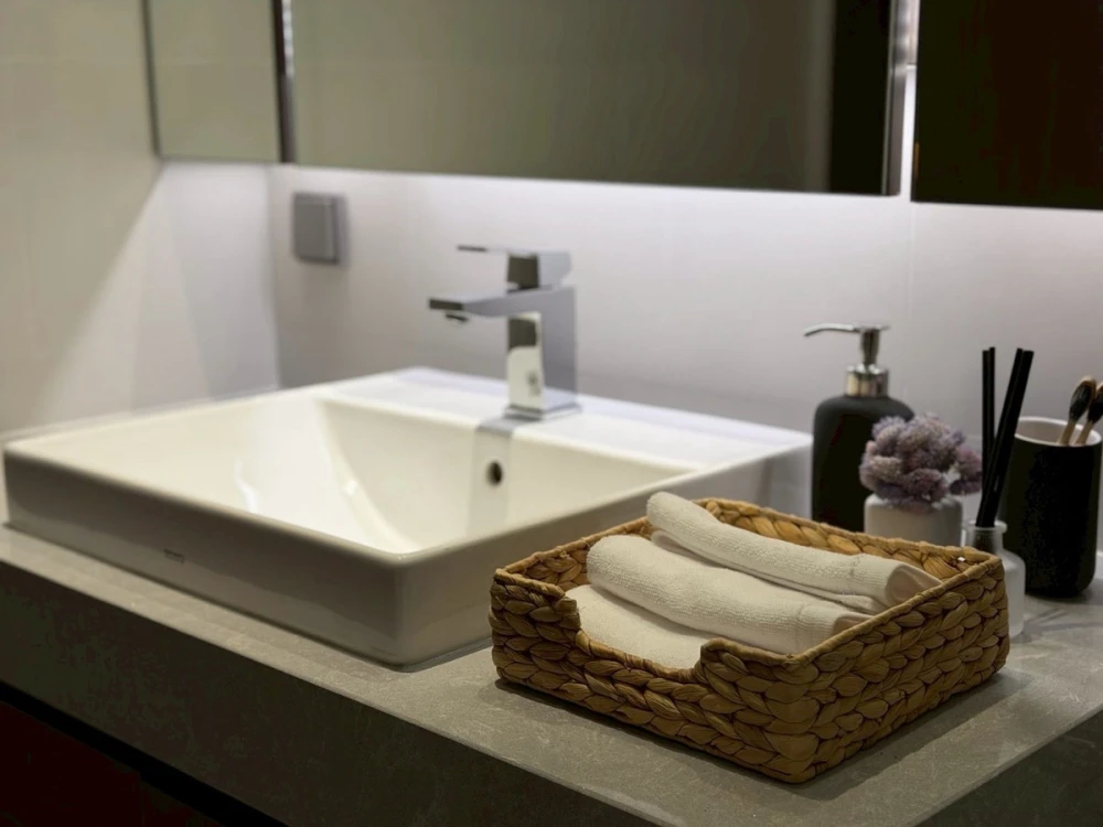 For rent: Q1 Sukhumvit, 2 bedrooms, fully furnished, luxurious and ready to move in. Book now, don't miss out!