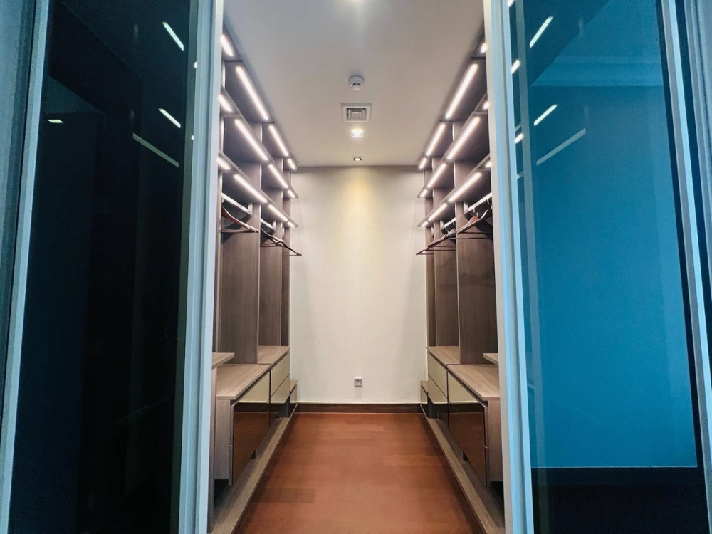 For rent: Q1 Sukhumvit, 2 bedrooms, fully furnished, luxurious and ready to move in. Book now, don't miss out!