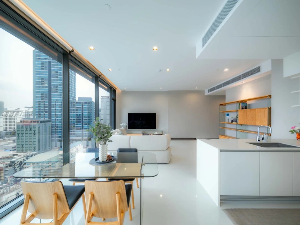 For rent: Q1 Sukhumvit, 3 bedrooms. Spacious and comfortable, fully furnished. Book now!