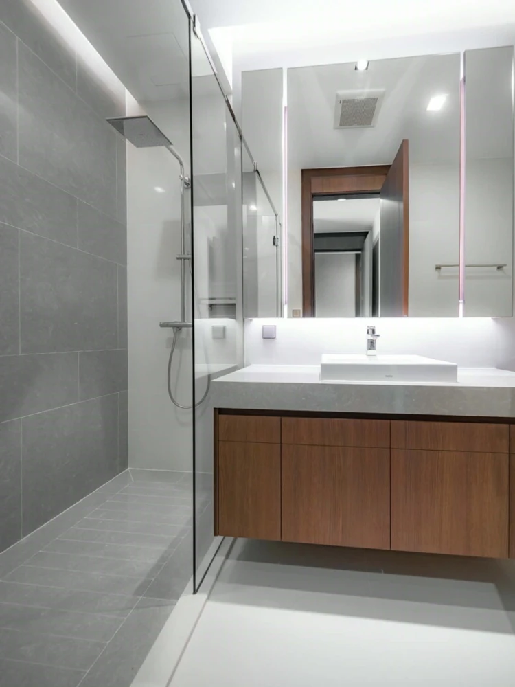For rent: Q1 Sukhumvit, 3 bedrooms. Spacious and comfortable, fully furnished. Book now!