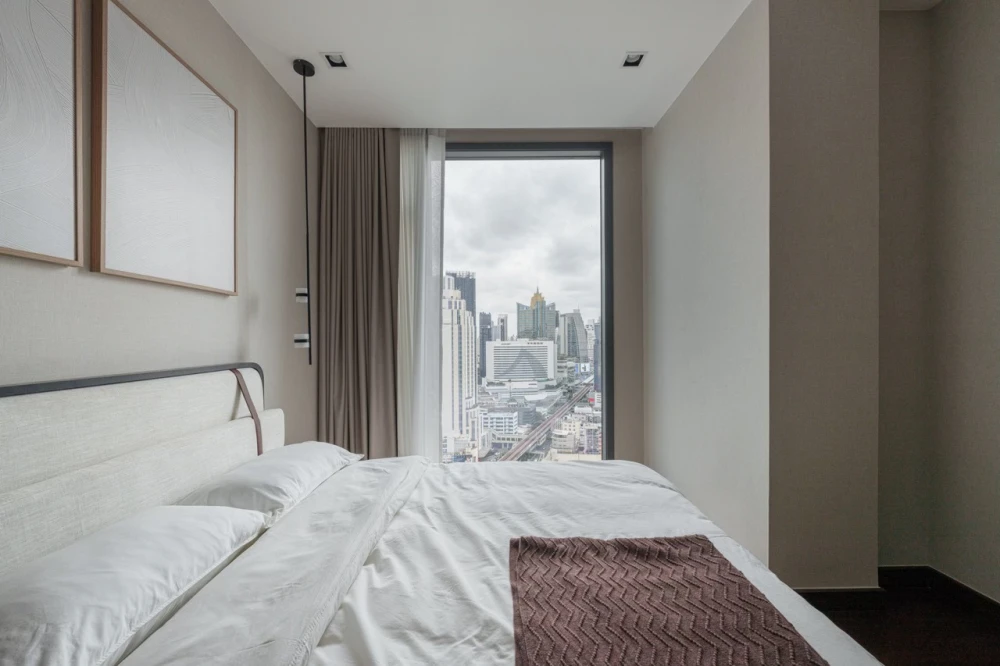 For rent: Q1 Sukhumvit, 20th floor and above. Very high floor, spacious room, well-decorated, with amazing city views. Book now!