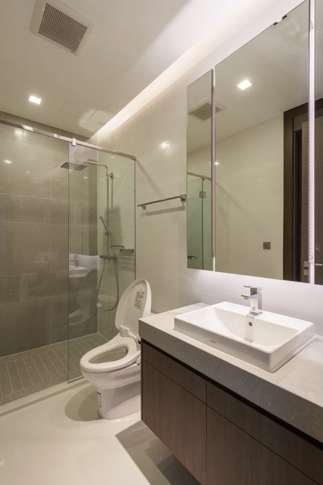 For rent: Q1 Sukhumvit, 20th floor and above. Very high floor, spacious room, well-decorated, with amazing city views. Book now!
