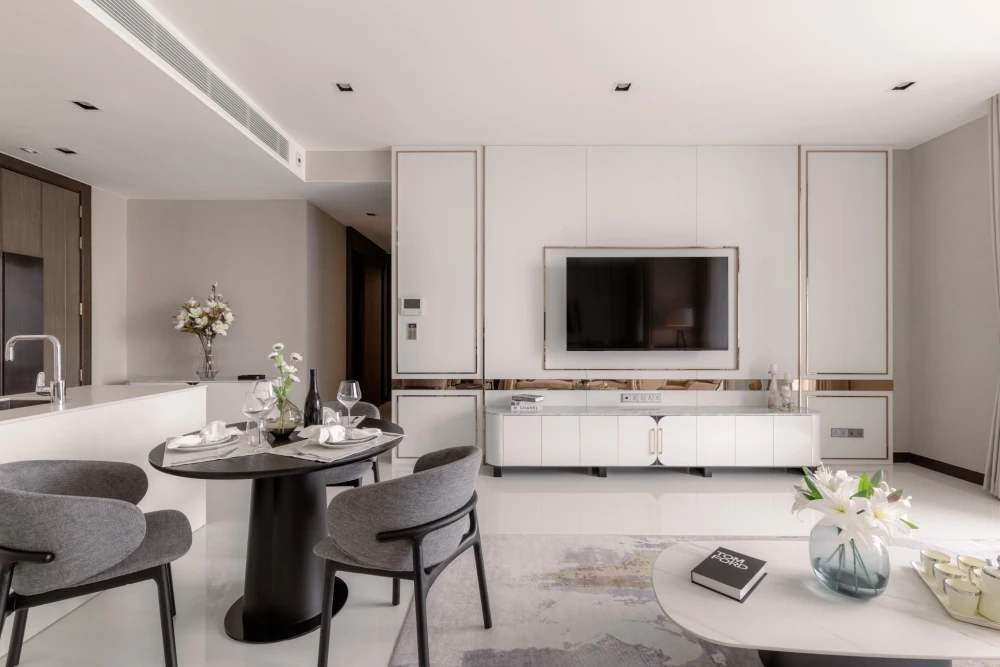 For rent: Q1 Sukhumvit, ready-to-move-in unit with full furnishings, high floor, comfortable living. Book now!