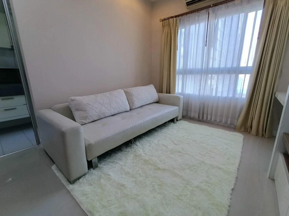 For rent: Q.House Condo Sathorn. Spacious room with plenty of usable space, fully furnished. Don't miss out!