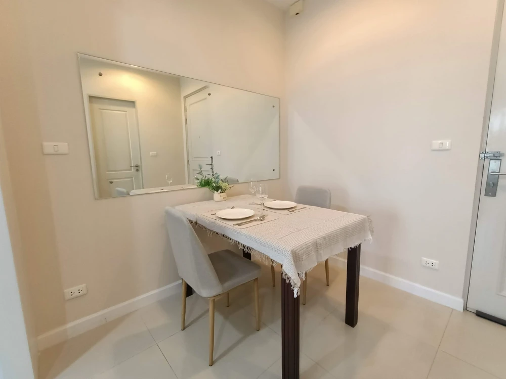 For rent: Q.House Condo Sathorn. Spacious room with plenty of usable space, fully furnished. Don't miss out!
